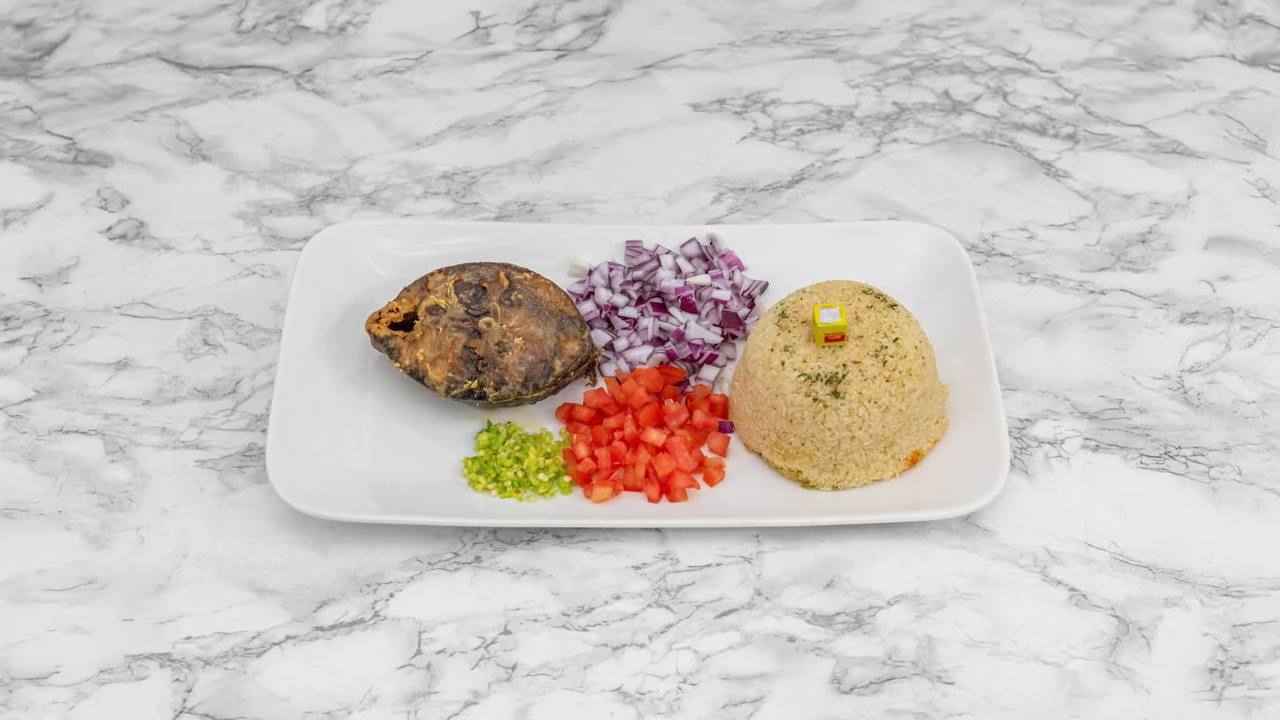 Attiéké garba : semoule de manioc, thon frit, tomates et oignons