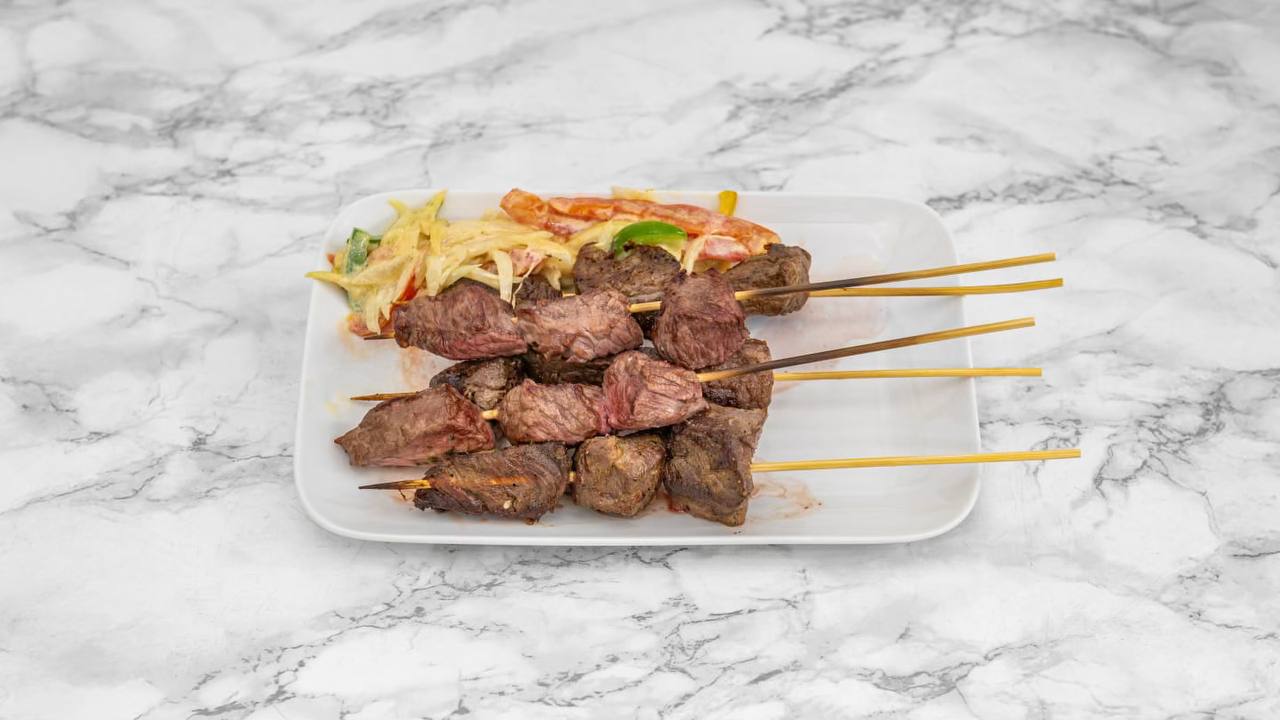 Brochettes de bœuf grillées avec crudités