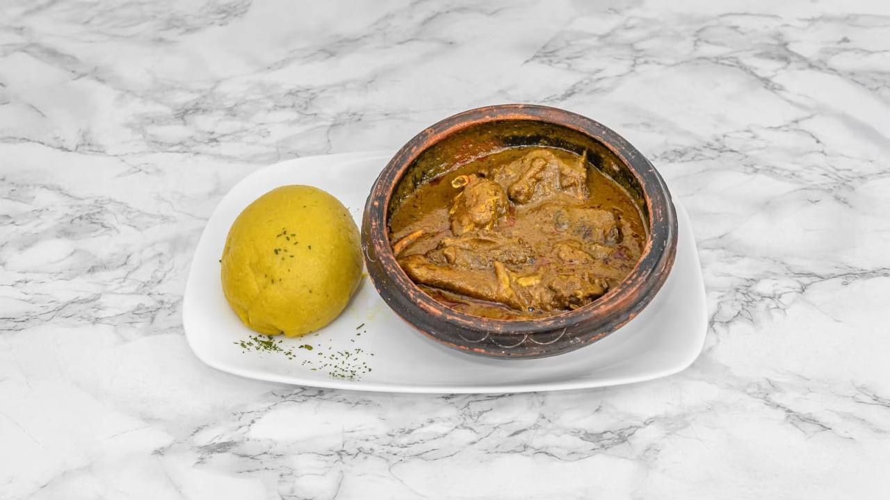 Foutou banane avec sauce graine, crabe et viande de bœuf