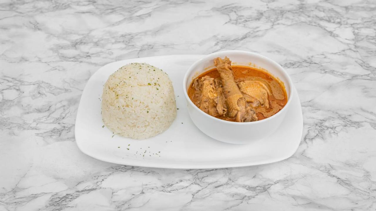 Mafé poulet à la pâte d'arachide avec riz blanc