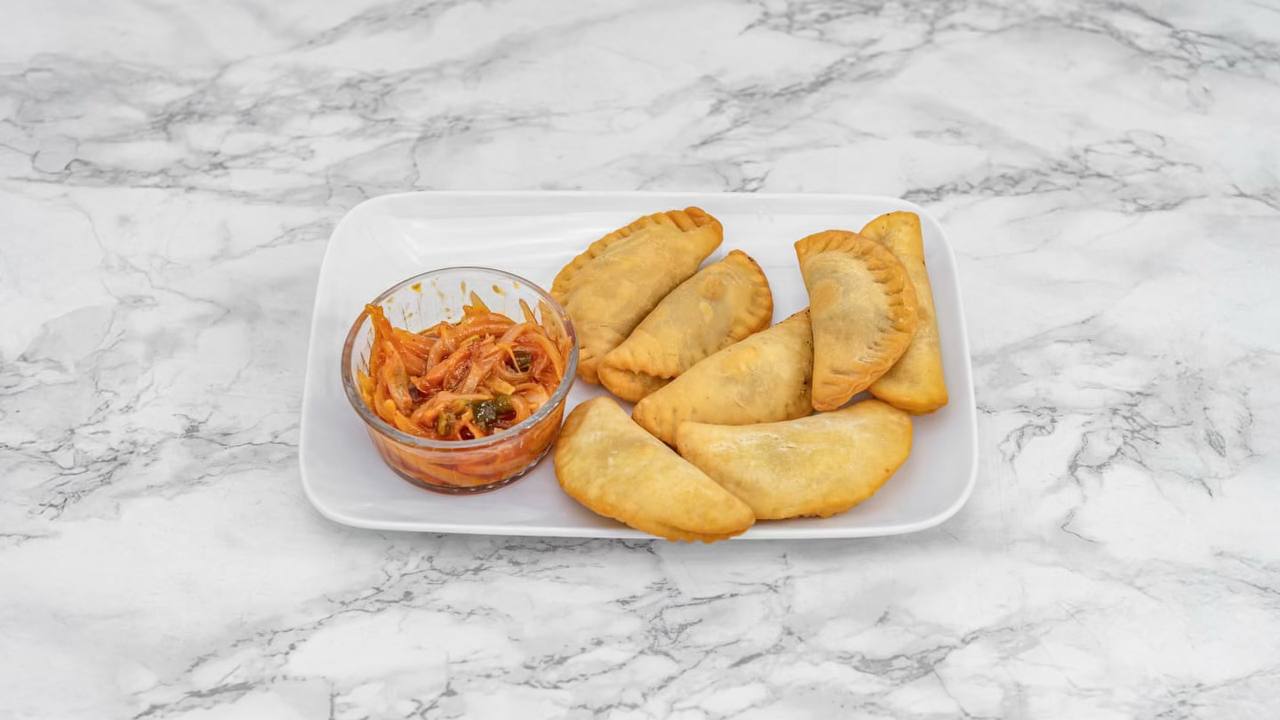 Pastels au thon avec sauce tomate aux oignons