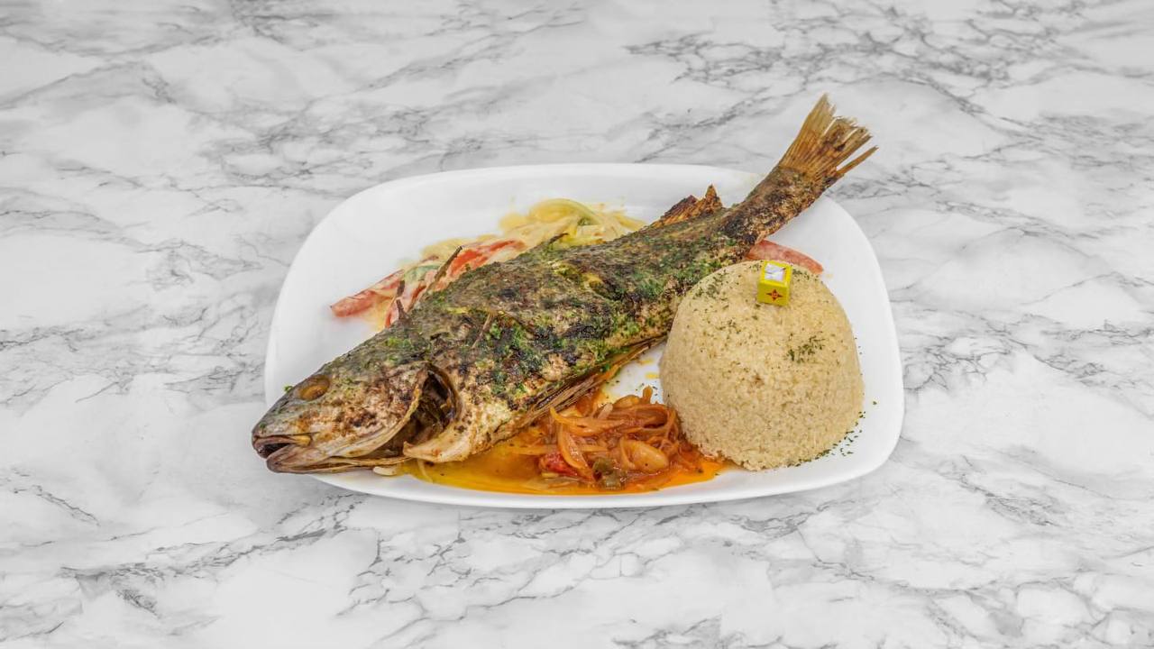 Poisson capitaine braisé entier avec attiéké et sauce tomate-oignons