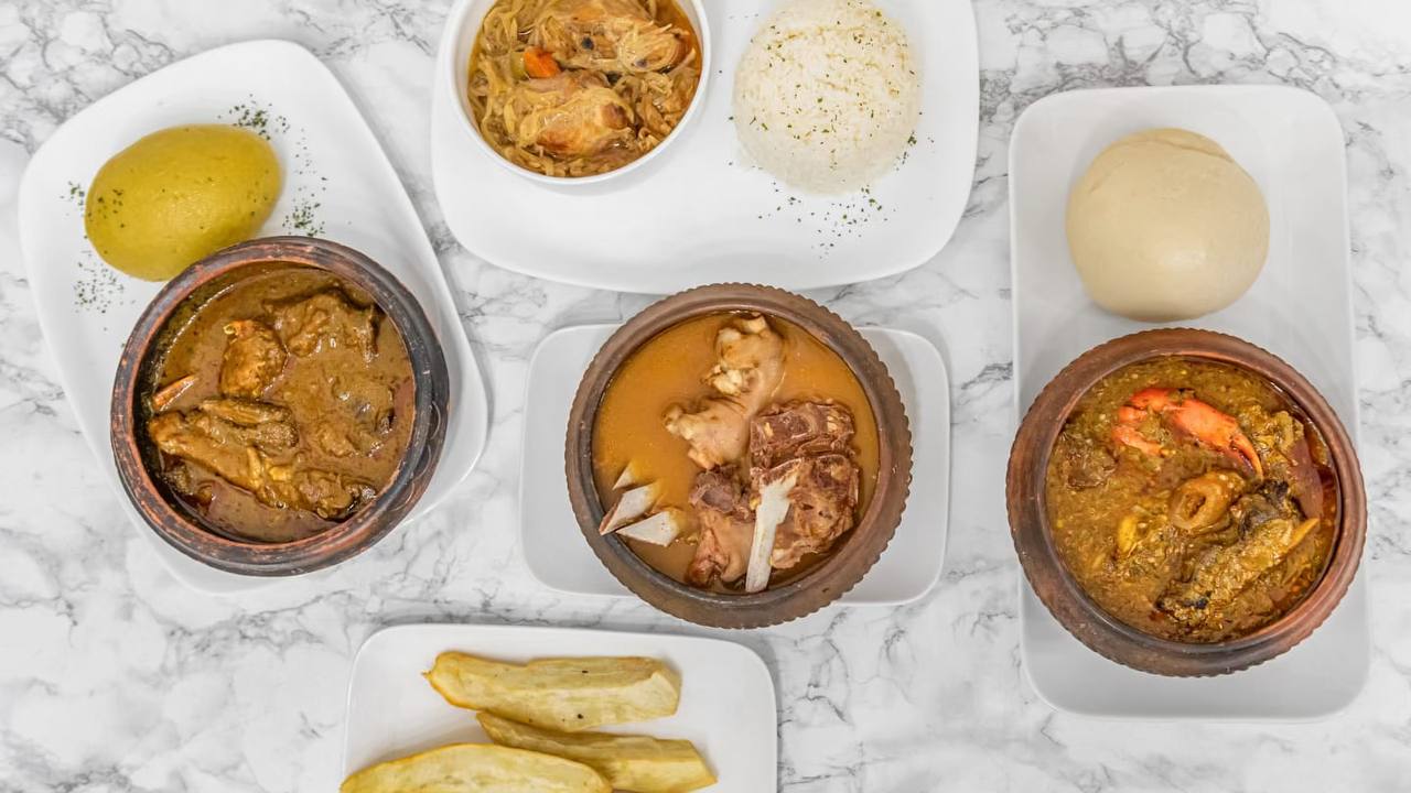 Sauces traditionnelles africaines servies en canari : sauce graine, soupe de mouton et sauce gombo au crabe
