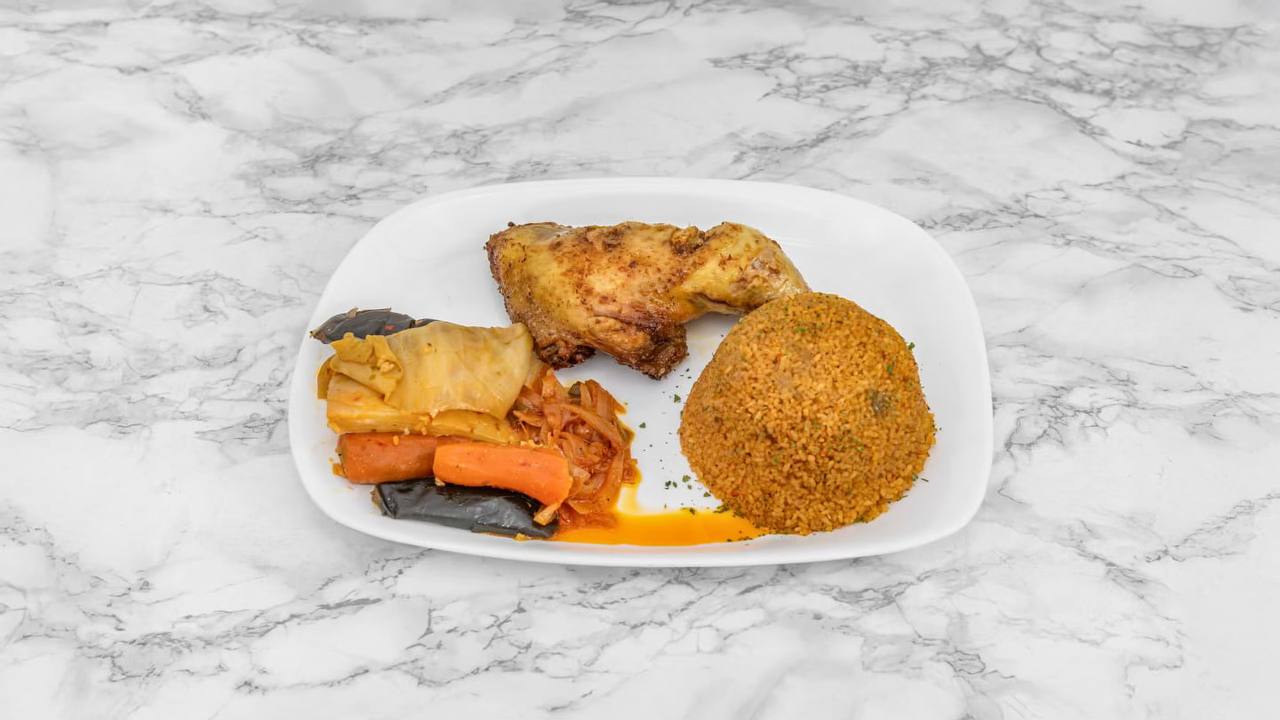 Thieb poulet : riz rouge à la sauce tomate, poulet et légumes