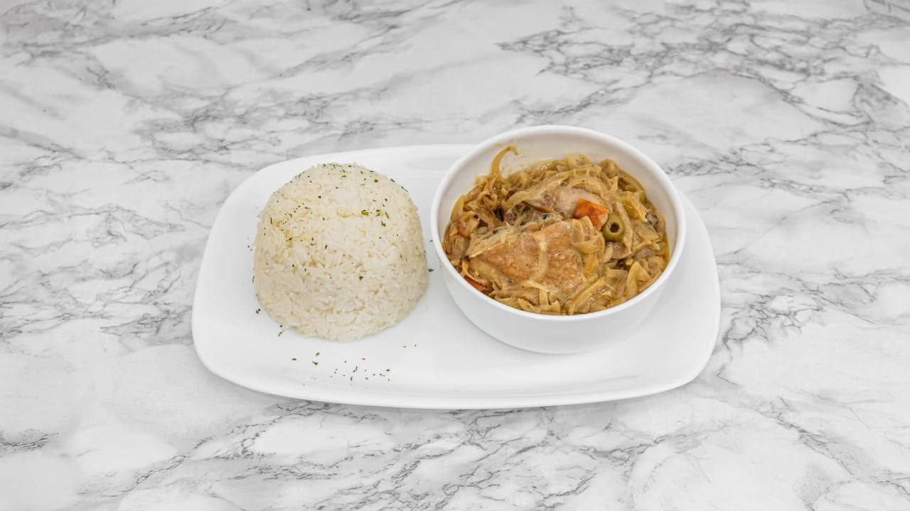 Yassa poulet aux oignons, citron et olives avec riz blanc